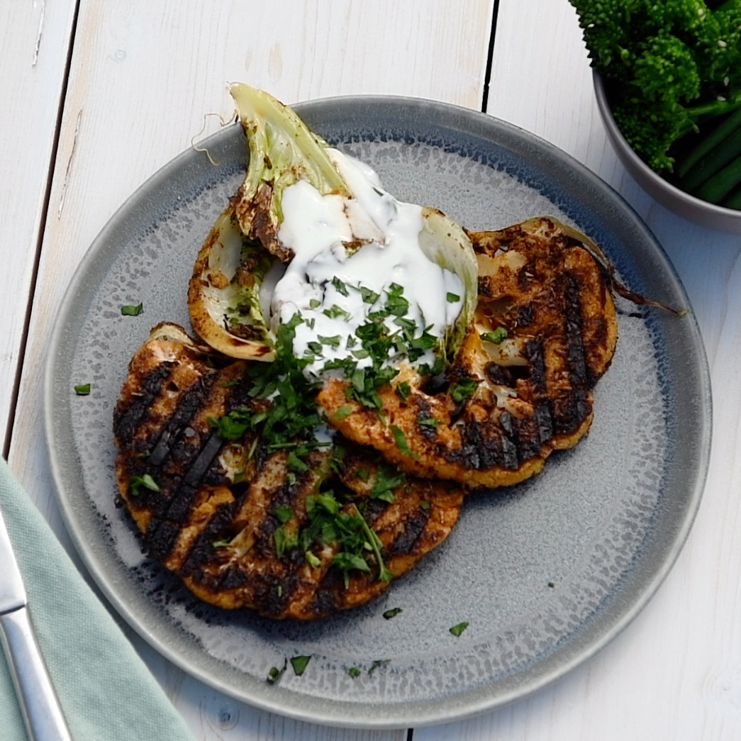 Gegrilde bloemkoolsteaks met cajun kruiden